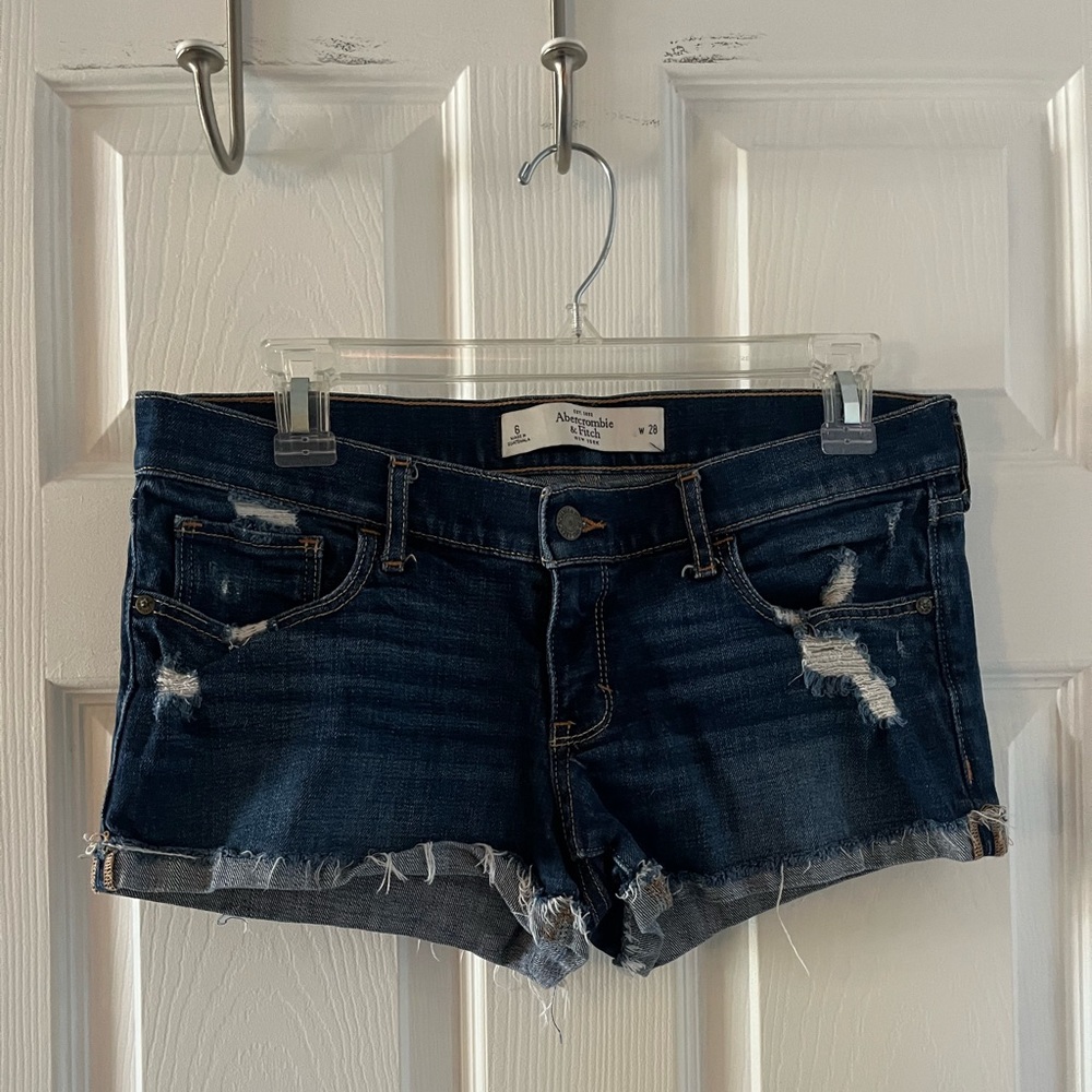 Abercrombie & Fitch Destroyed Jean Short Shorts in Dark Wash Size 6 / 29